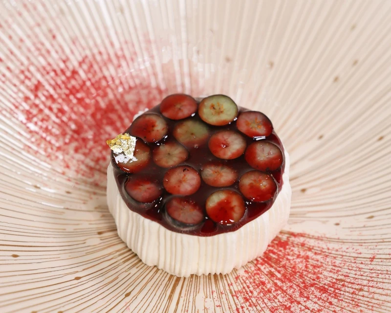 「藍莓帕夫洛娃、優格、薑汁冰淇淋」,蛋白霜餅搭配新鮮藍莓及酸甜藍莓醬,內藏優格與薑汁冰淇淋,外殼酥脆內裡柔潤的蛋白霜與藍莓馥郁果酸完美搭配,襯以酸爽柔順優格及微帶辣感的薑汁冰淇淋,宛如芭蕾舞者般輕盈優雅的夏夜甜點。 「藍莓帕夫洛娃、優格、薑汁冰淇淋」,蛋白霜餅搭配新鮮藍莓及酸甜藍莓醬,內藏優格與薑汁冰淇淋,外殼酥脆內裡柔潤的蛋白霜與藍莓馥郁果酸完美搭配,襯以酸爽柔順優格及微帶辣感的薑汁冰淇淋,宛如芭蕾舞者般輕盈優雅的夏夜甜點。