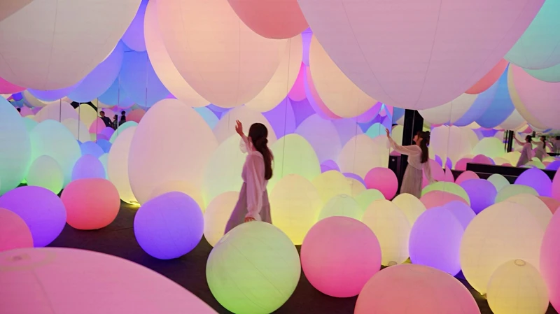 teamLab高雄展作品：《光球管弦樂團》