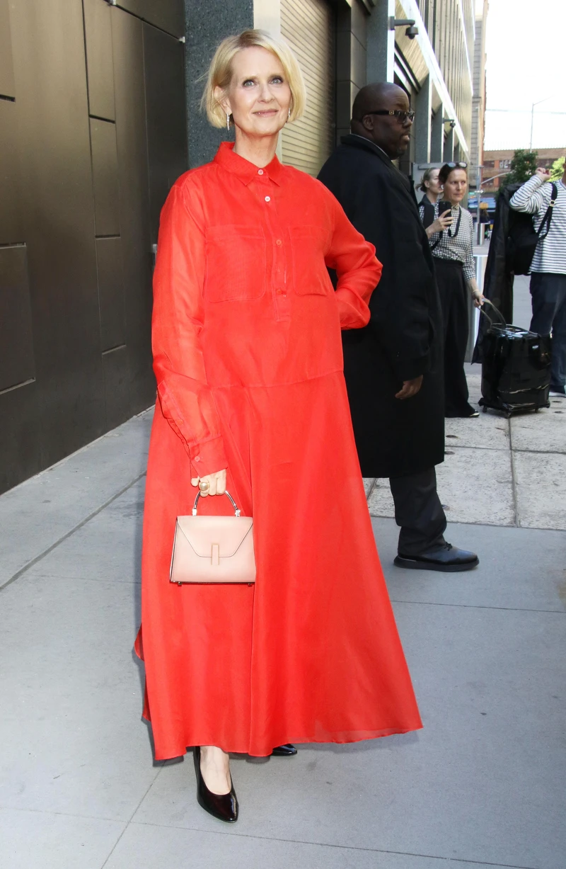 Cynthia Nixon身穿長版襯衫式洋裝手提Valextra Iside Micro包款 Cynthia Nixon身穿長版襯衫式洋裝手提Valextra Iside Micro包款