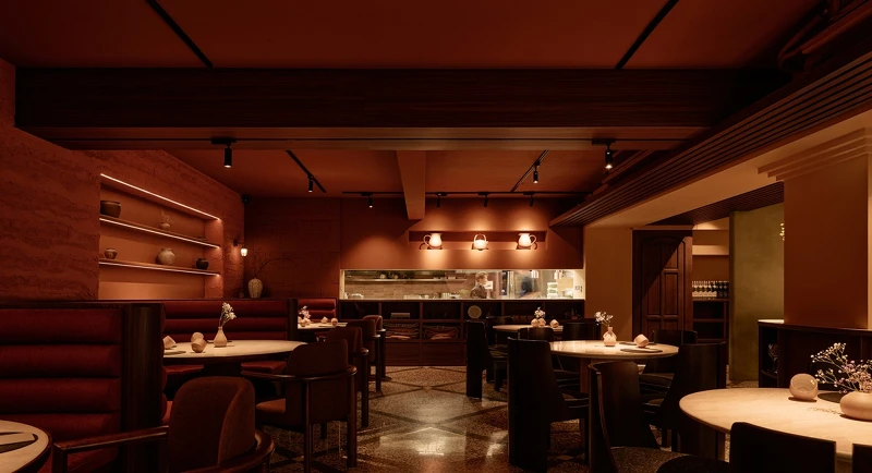 餐廳採圓桌的配置。