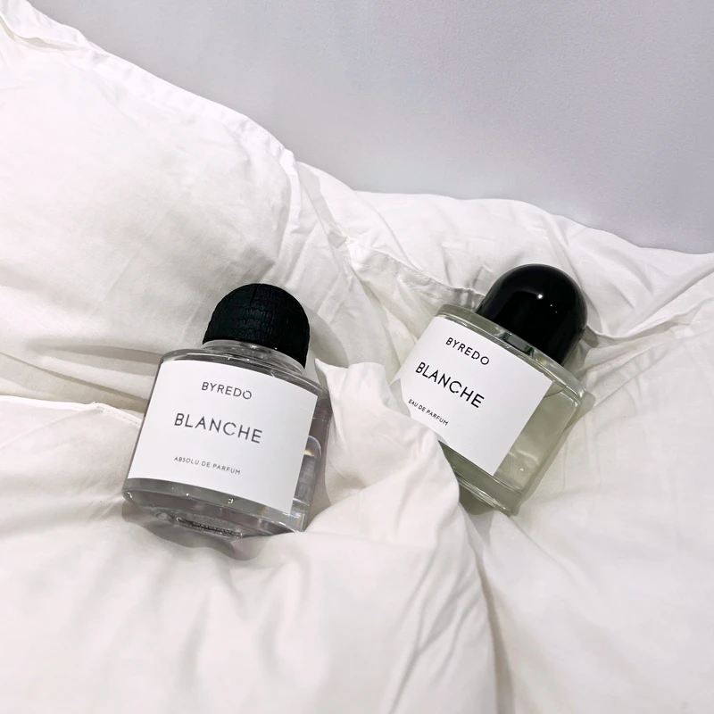 (左)BYREDO返樸歸真典藏版淡香精與(右)返樸歸真淡香精。 (左)BYREDO返樸歸真典藏版淡香精與(右)返樸歸真淡香精。