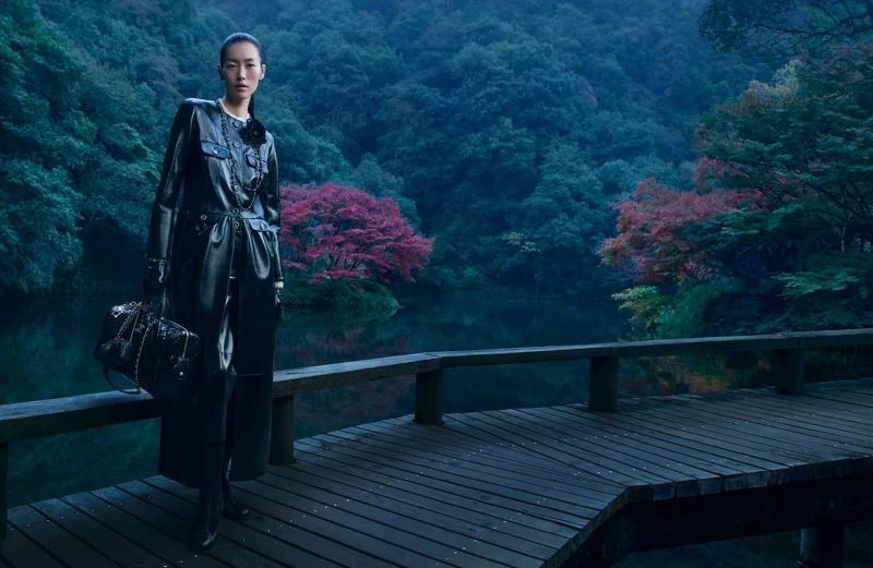 CHANEL 2024/25 Métiers d’art系列最新形象於杭州西湖取景。 CHANEL 2024/25 Métiers d’art系列最新形象於杭州西湖取景。