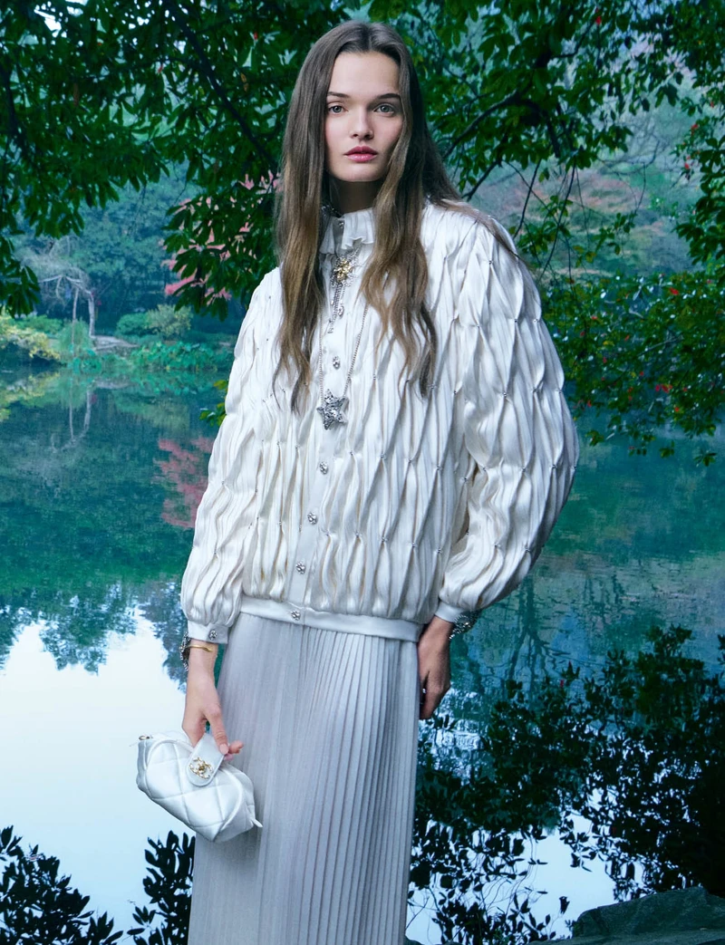 CHANEL 2024/25 Métiers d’art系列最新形象於杭州西湖取景。