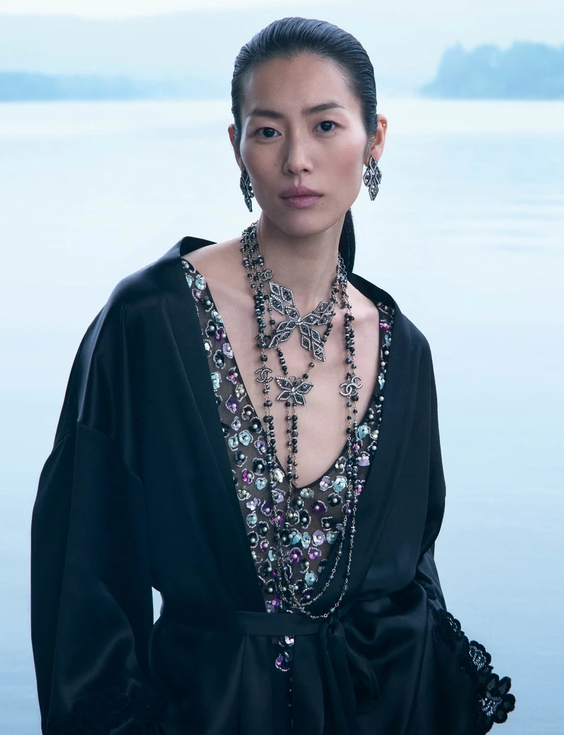 CHANEL 2024/25 Métiers d’art系列最新形象於杭州西湖取景。