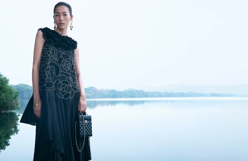 CHANEL 2024/25 Métiers d’art系列最新形象於杭州西湖取景。 CHANEL 2024/25 Métiers d’art系列最新形象於杭州西湖取景。