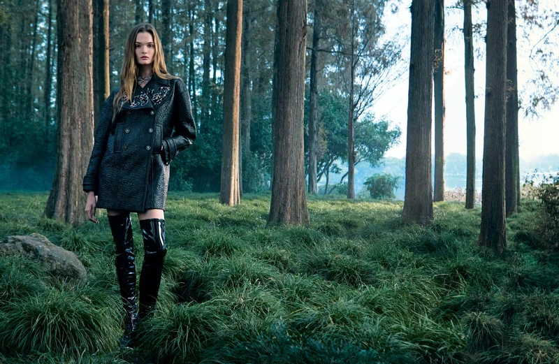 CHANEL 2024/25 Métiers d’art系列最新形象於杭州西湖取景。 CHANEL 2024/25 Métiers d’art系列最新形象於杭州西湖取景。