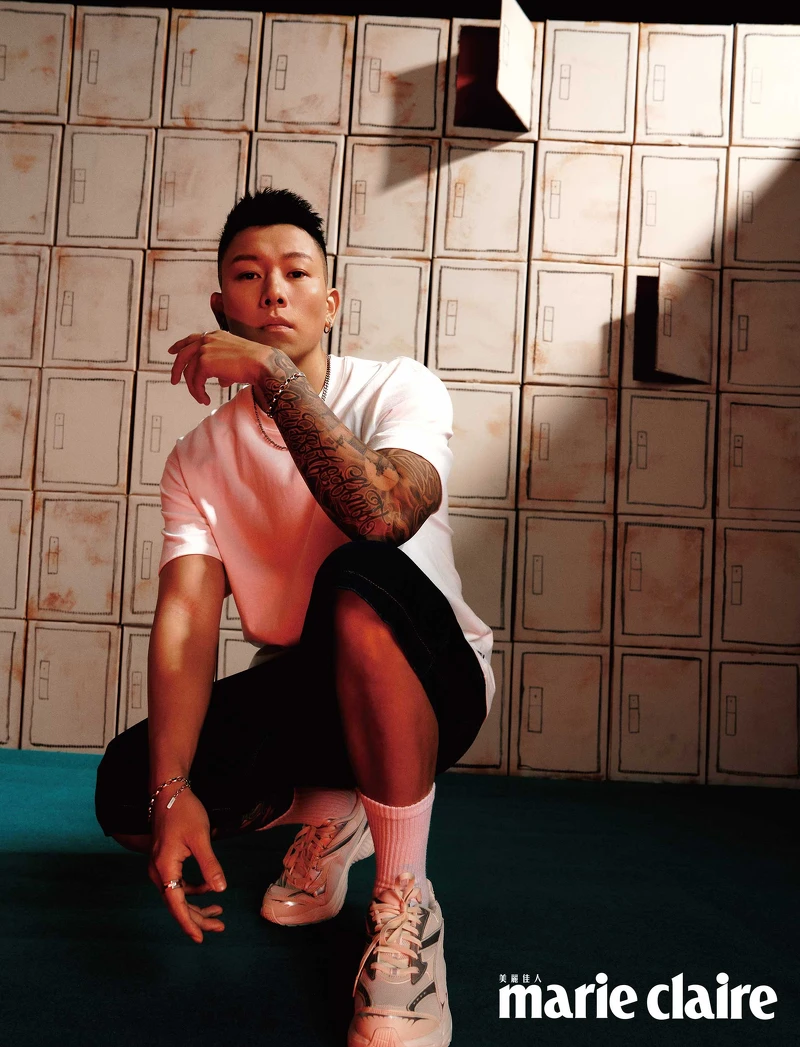 瘦子E.SO:流行系列MMQ白色短袖T恤、A$AP ROCKY聯名系列牛仔短褲、Morphic Retro銀河系運動鞋(米白),all by Puma;項鍊、戒指,AllSaints。 瘦子E.SO:流行系列MMQ白色短袖T恤、A$AP ROCKY聯名系列牛仔短褲、Morphic Retro銀河系運動鞋(米白),all by Puma;項鍊、戒指,AllSaints。