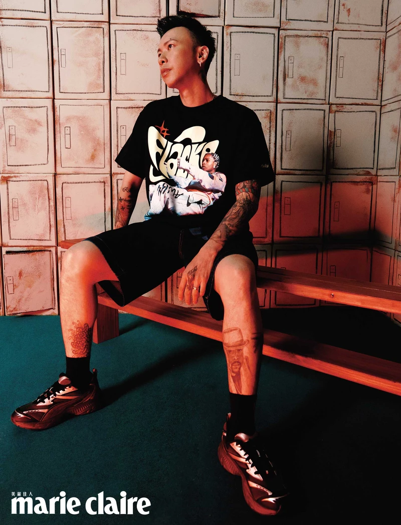 小春:黑色印花短袖上衣、A$AP ROCKY聯名系列牛仔短褲、Morphic Retro銀河系運動鞋(黑),all by Puma。 小春:黑色印花短袖上衣、A$AP ROCKY聯名系列牛仔短褲、Morphic Retro銀河系運動鞋(黑),all by Puma。