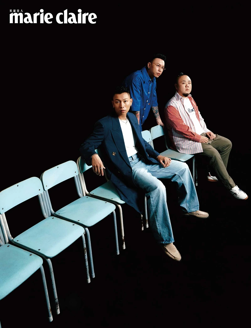 瘦子E.SO:海軍藍風衣外套、刷色丹寧褲、麂皮樂福鞋,all by Tommy Hilfiger。 小春:藍色短袖襯衫、條紋針織背心、卡其長褲、白色高筒運動鞋,all by Tommy Hilfiger;無框眼鏡,Gentle Monster×Maison Margiela。 大淵:紅白條紋襯衫,Tommy Hilfiger;皮革休閒鞋,Pedro;白色上衣、軍綠色長褲,藝人私物。 瘦子E.SO:海軍藍風衣外套、刷色丹寧褲、麂皮樂福鞋,all by Tommy Hilfiger。 小春:藍色短袖襯衫、條紋針織背心、卡其長褲、白色高筒運動鞋,all by Tommy Hilfiger;無框眼鏡,Gentle Monster×Maison Margiela。 大淵:紅白條紋襯衫,Tommy Hilfiger;皮革休閒鞋,Pedro;白色上衣、軍綠色長褲,藝人私物。