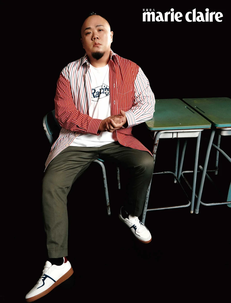 大淵:紅白條紋襯衫,Tommy Hilfiger;皮革休閒鞋,Pedro;白色上衣、軍綠色長褲,藝人私物。 大淵:紅白條紋襯衫,Tommy Hilfiger;皮革休閒鞋,Pedro;白色上衣、軍綠色長褲,藝人私物。