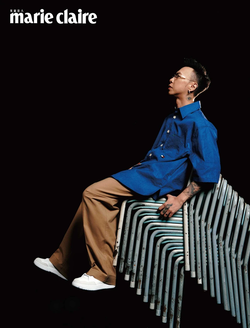 小春:藍色短袖襯衫、條紋針織背心、卡其長褲、白色高筒運動鞋,all by Tommy Hilfiger;無框眼鏡,Gentle Monster×Maison Margiela。 小春:藍色短袖襯衫、條紋針織背心、卡其長褲、白色高筒運動鞋,all by Tommy Hilfiger;無框眼鏡,Gentle Monster×Maison Margiela。