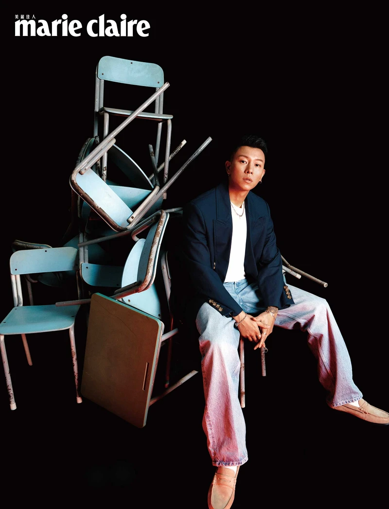 瘦子E.SO:海軍藍風衣外套、刷色丹寧褲、麂皮樂福鞋,all by Tommy Hilfiger。 瘦子E.SO:海軍藍風衣外套、刷色丹寧褲、麂皮樂福鞋,all by Tommy Hilfiger。