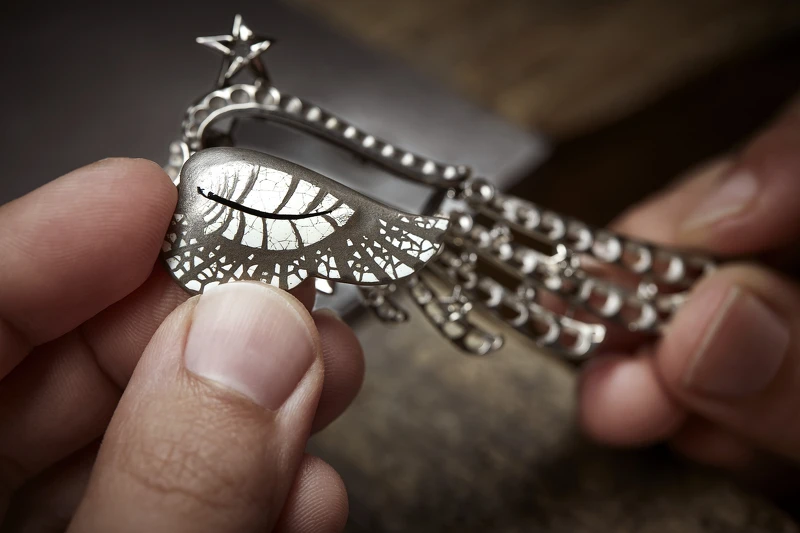 Five Wings 胸針 18K 白金，鑲嵌天然鑽石並飾以亮漆。 所標示的克拉數及材質僅作為參考，價值不具有約束力。 建議售價NTD 6,235,000 元