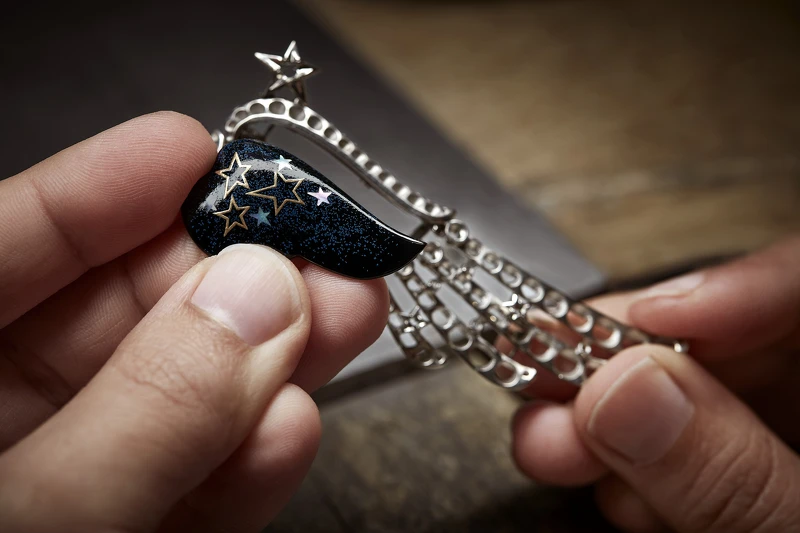 Five Wings 胸針 18K 白金，鑲嵌藍寶石並飾以亮漆。 所標示的克拉數及材質僅作為參考，價值不具有約束力。 建議售價NTD 6,235,000 元