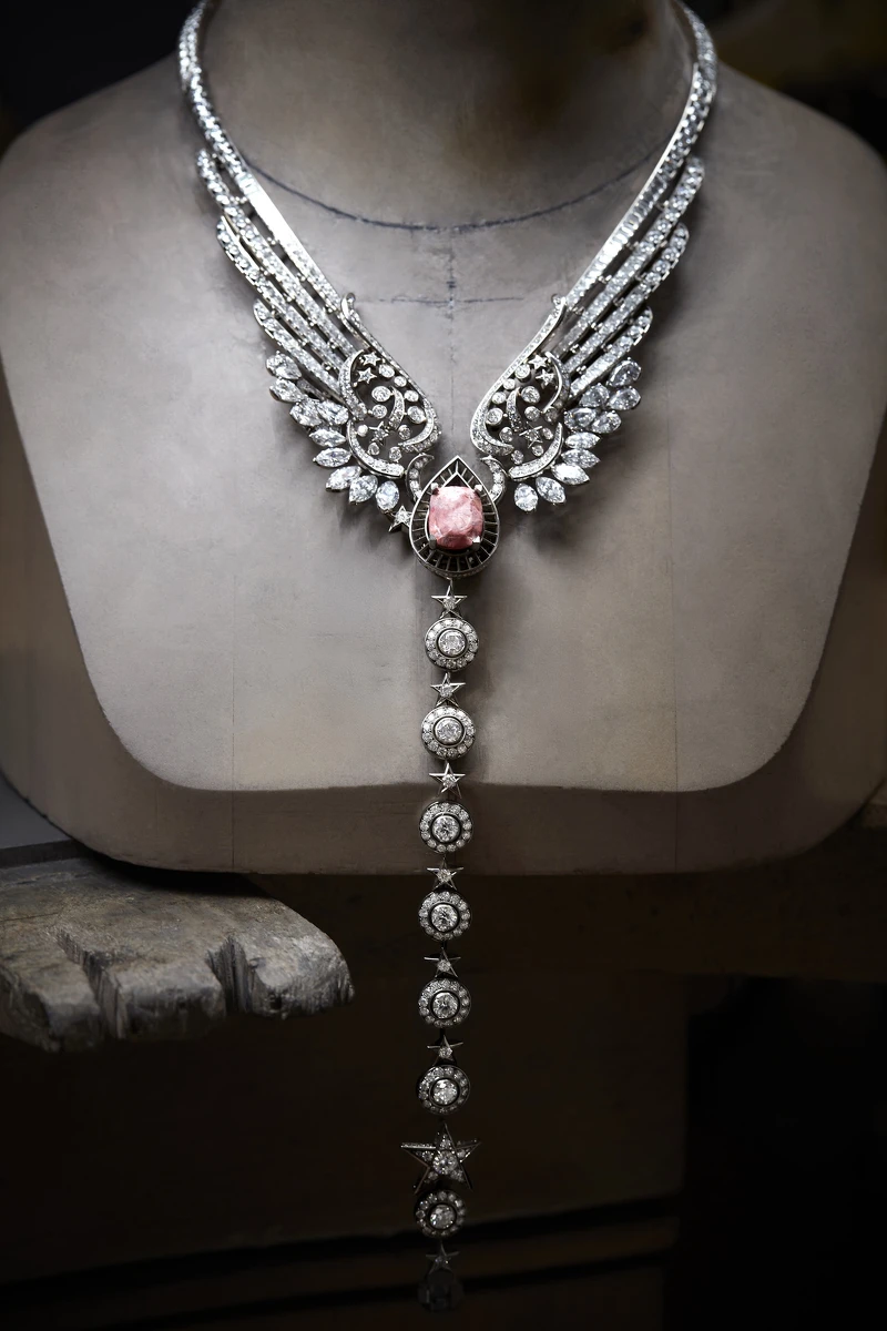 檢查鑲嵌於 WINGS OF CHANEL 項鍊。