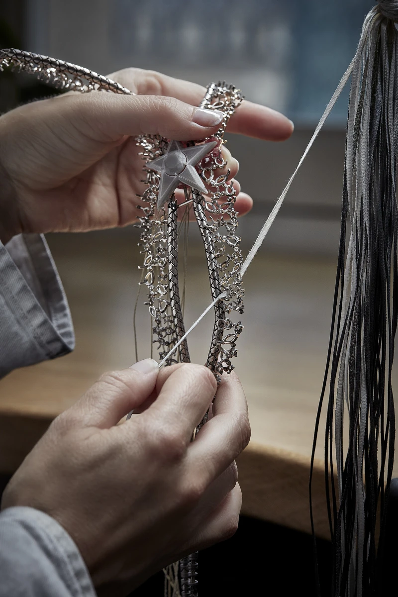 以棉線手工拋光 DREAMS COME TRUE 項鍊的底座。