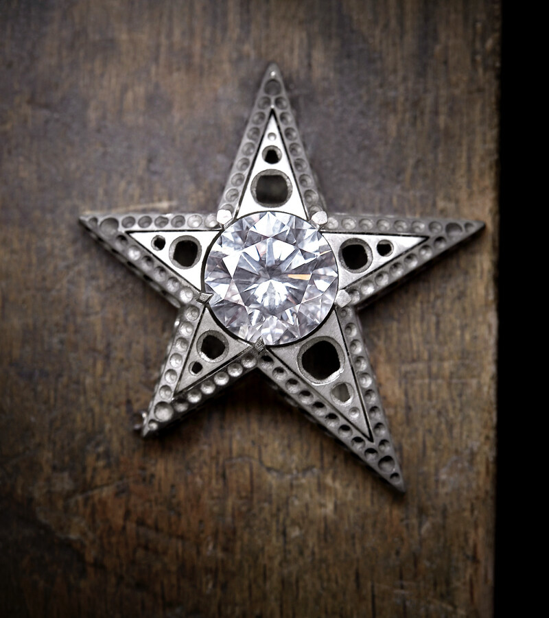 DREAMS COME TRUE 項鍊的彗星形狀扣環，​ 鑲嵌一顆重約6.06 克拉DFL 明亮式切割鑽石。