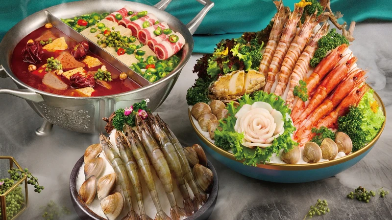 青花驕門市限定「盛夏海宴」四人套餐，包含肉盤與豐富海鮮