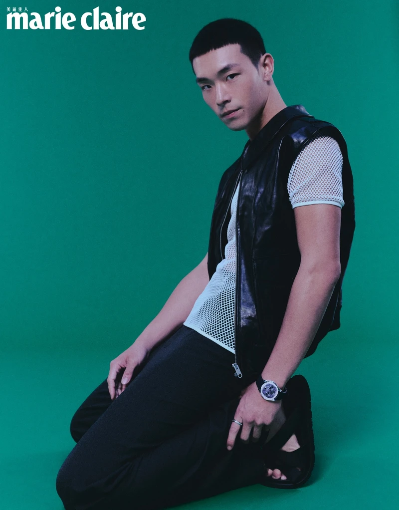 皮革背心、網格短袖上衣、黑色長褲，all by Bally；皮革涼鞋，Hermès；Polo系列18K白金藍色黑曜石面盤超薄萬年曆自動上鍊腕錶、Possession系列18K白金宮廷式雕刻飾紋戒指，all by Piaget。