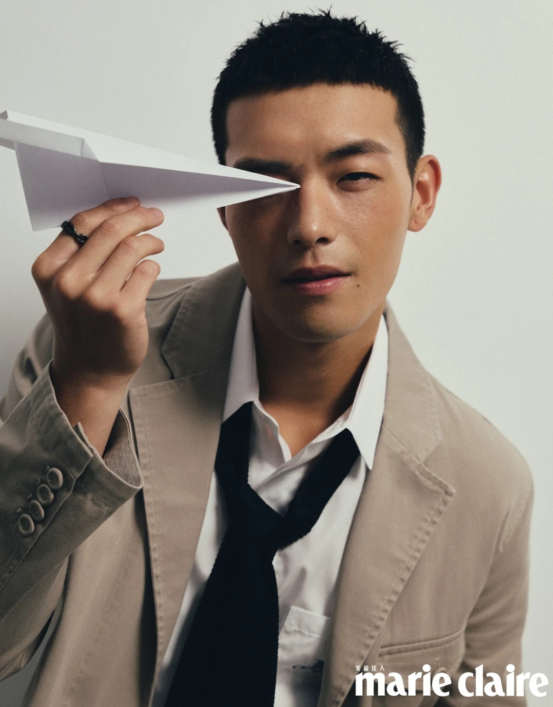 卡其色西裝外套、刺繡襯衫，Both by Dior。