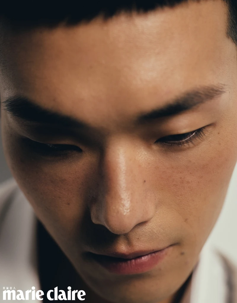 卡其色西裝外套、刺繡襯衫，Both by Dior。