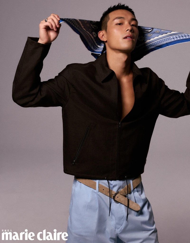 深褐色夾克上衣、藍色短褲，all by Prada；印花絲巾，Hermès；戒指，Celine。