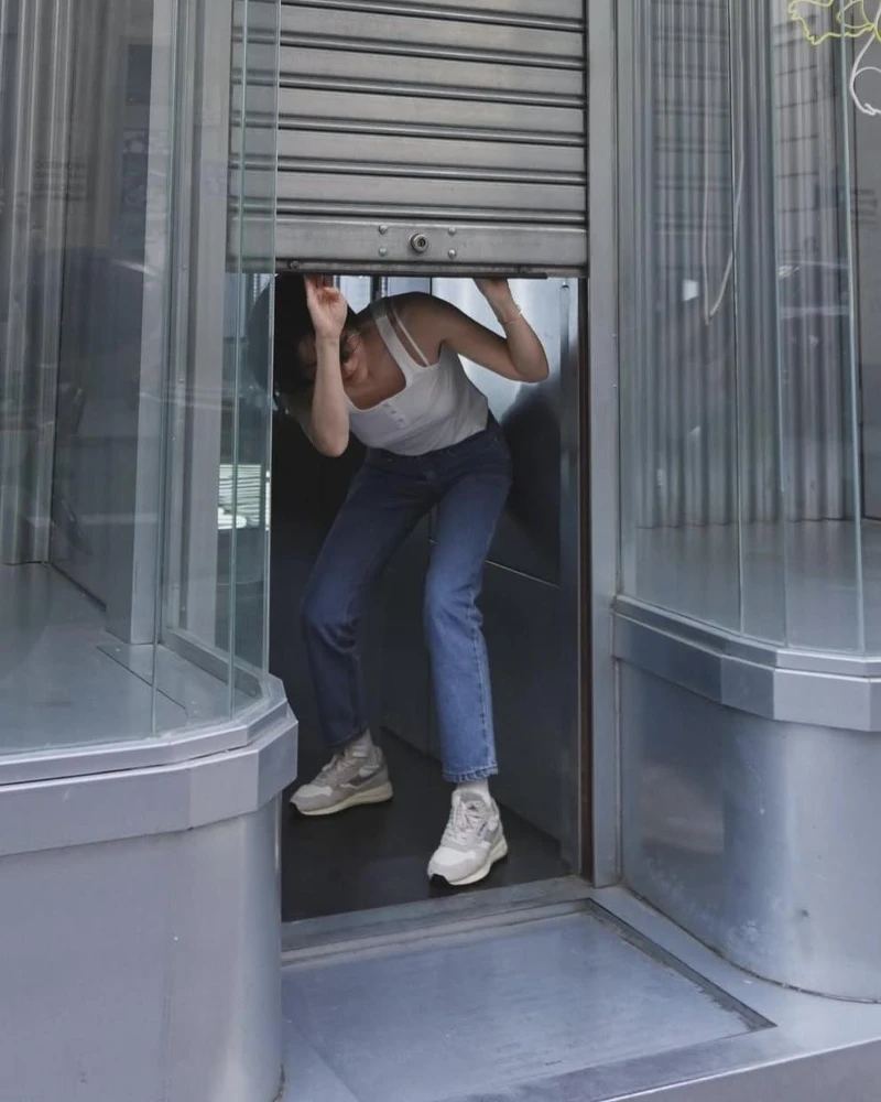 宋慧喬身穿Àvie muah白背心顯得非常年輕有型，備受注目。