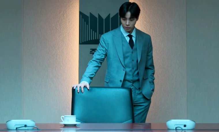 《無赦之仇》秋英宇飾演的李金選 直接霸佔主席台 ? Photo/ Netflix 《無赦之仇》秋英宇飾演的李金選 直接霸佔主席台 ? Photo/ Netflix