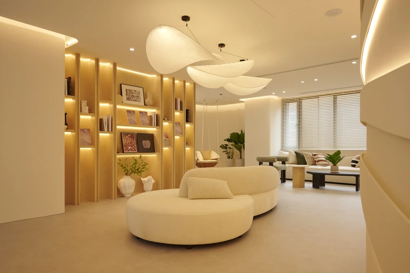 時維診所，為即將開幕的全新醫療空間，體現兩位醫師喜愛純淨與專業並存的美學概念。從環境到療程，每一處細節都為了讓你安心、舒適地邁向理想中的自己。