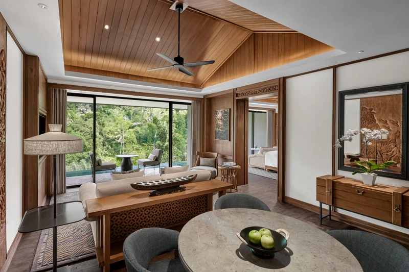 室內則延續了整體度假村「靜中見工藝」的風格,牆面用許多在地工藝品裝飾。 室內則延續了整體度假村「靜中見工藝」的風格,牆面用許多在地工藝品裝飾。