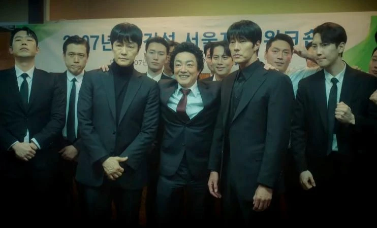 《無赦之仇》李凡秀飾演沈成元(中) Photo/ Netflix 《無赦之仇》李凡秀飾演沈成元(中) Photo/ Netflix