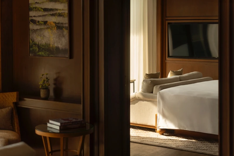 整座度假村僅有85間客房與別墅,每一戶都設有森林景觀陽台或泳池。 整座度假村僅有85間客房與別墅,每一戶都設有森林景觀陽台或泳池。