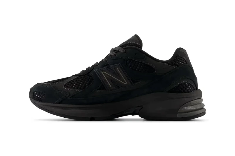 New Balance 2010 全黑版本，黑色網眼與麂皮細節