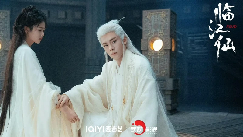 曾舜晞在《臨江仙》的白髮造型僵硬不自然。 曾舜晞在《臨江仙》的白髮造型僵硬不自然。