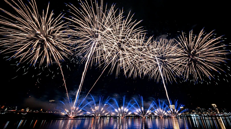 大稻埕夏日節煙火在台北夜空綻放，點亮淡水河