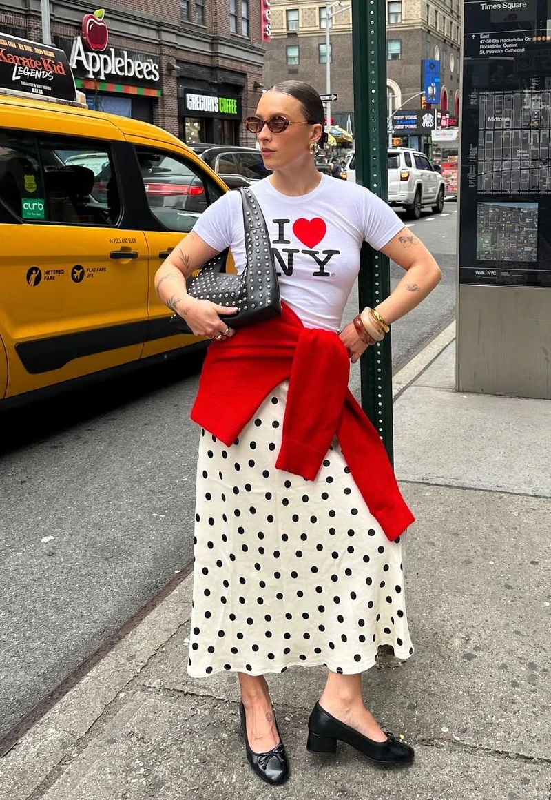 街拍身穿時尚波卡圓點長裙,展現2025年夏日趨勢 街拍身穿時尚波卡圓點長裙,展現2025年夏日趨勢