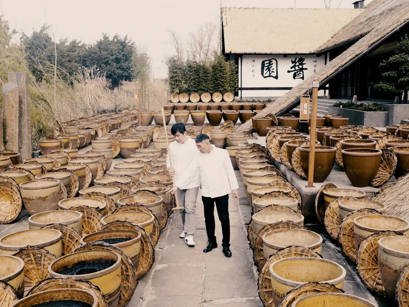 主廚王國政親赴四川，正式拜入「松雲派」川菜代表性傳人張元富師傅門下。