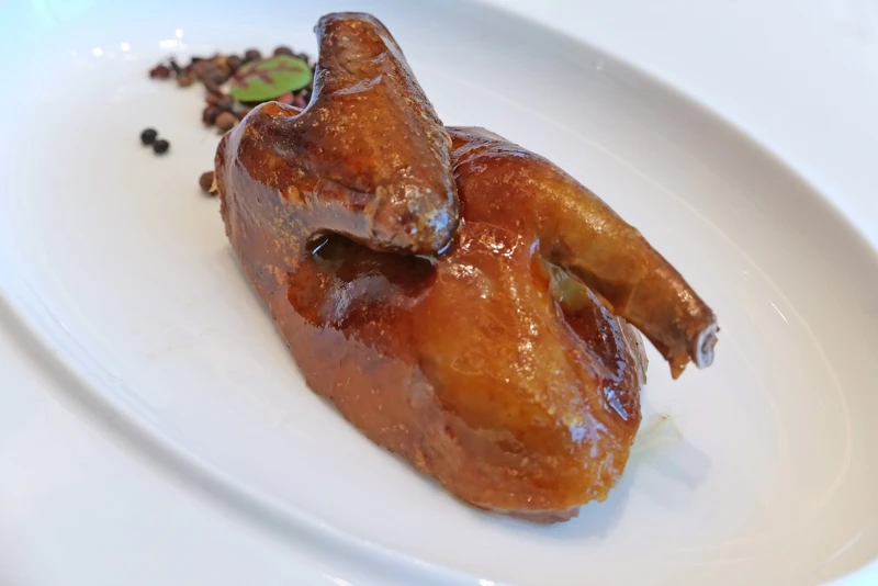 「馬告燒乳鴿」展現了主廚融合在地的想法與創新演繹。