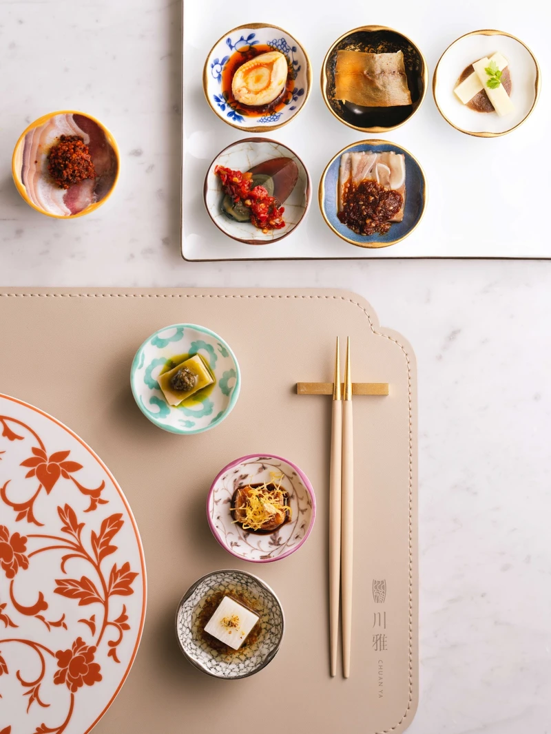 川雅「涼菜九宮格」，包含紅油鮑魚、燈影魚片等多款精緻涼菜