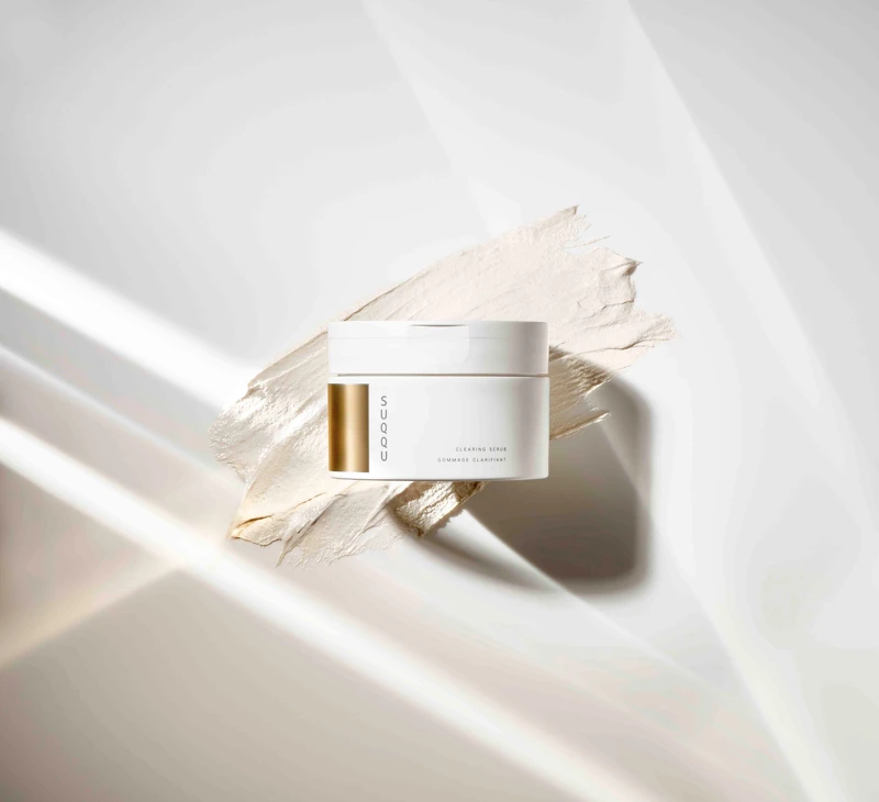 SUQQU潔淨煥顏磨砂膏情境圖。 SUQQU潔淨煥顏磨砂膏情境圖。