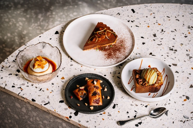 由左順時針向右依序為：鹹奶蓋布丁、巧克力檸檬派、香蕉蛋糕佐鐵觀音冰淇淋、桂圓紅棗費南雪。