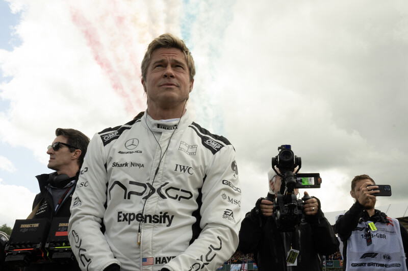 《F1電影》劇照 - 布萊德彼特飾演的賽車手桑尼海耶斯與團隊 《F1電影》劇照 - 布萊德彼特飾演的賽車手桑尼海耶斯與團隊