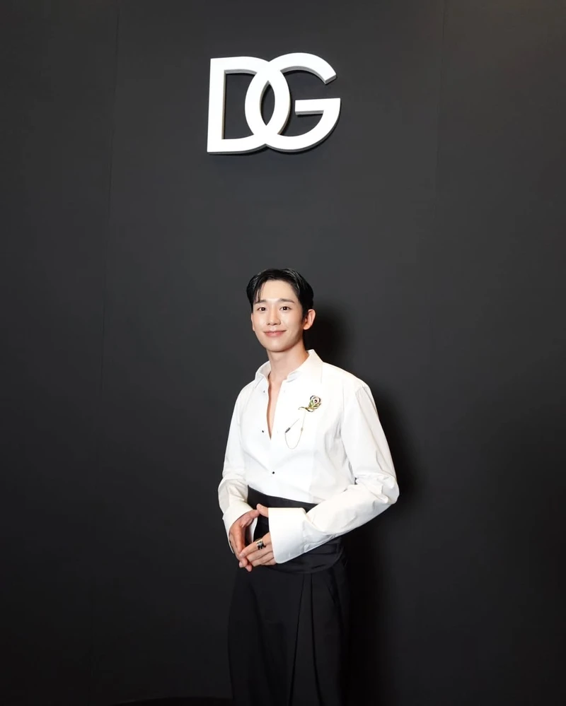 丁海寅出席Dolce&Gabbana 2026男裝大秀,身穿白襯衫配腰封長褲 丁海寅出席Dolce&Gabbana 2026男裝大秀,身穿白襯衫配腰封長褲