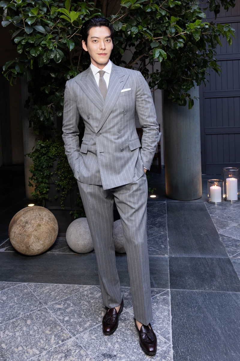 金宇彬出席Ralph Lauren Purple Label 2026春夏發表會,身穿灰色條紋西裝 金宇彬出席Ralph Lauren Purple Label 2026春夏發表會,身穿灰色條紋西裝