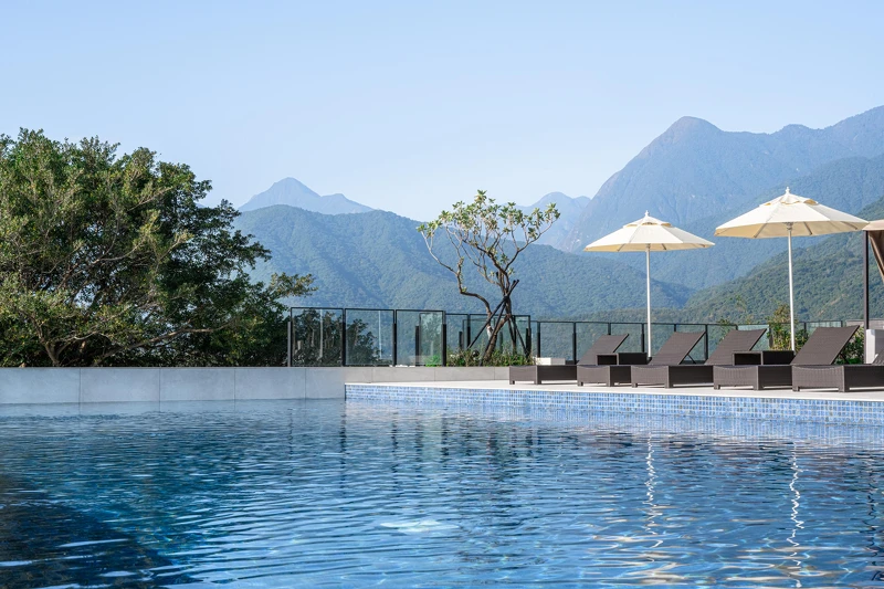 戶外無邊際泳池與大片草地空間,是專屬於旅人的夏日儀式場——浮在水面上,放空的剛剛好 戶外無邊際泳池與大片草地空間,是專屬於旅人的夏日儀式場——浮在水面上,放空的剛剛好