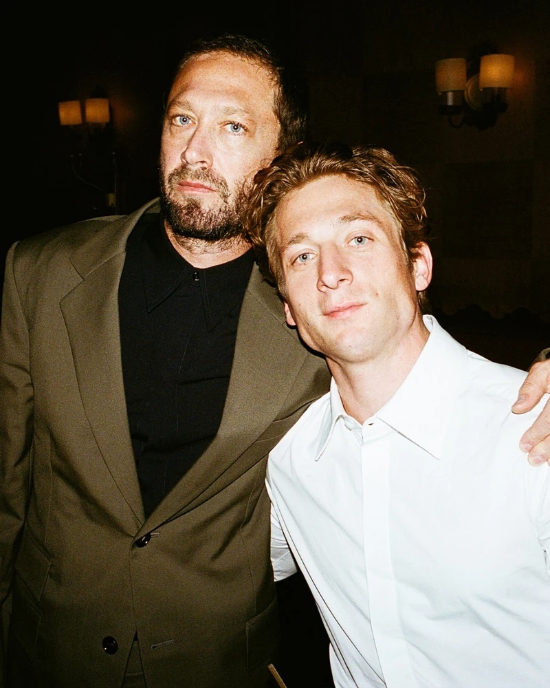 傑瑞米因為此劇廚藝精進。 傑瑞米因為此劇廚藝精進。