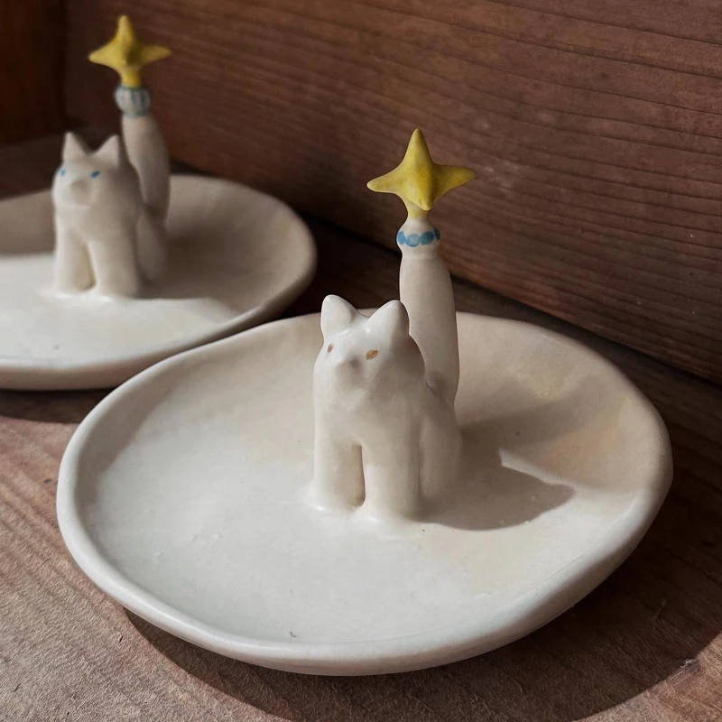 週末陶藝市集｜ron攜來貓控最愛的貓型陶碟。