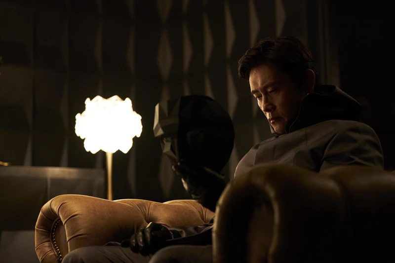 李炳憲飾演的黃仁昊，最終揭露自己是 Front Man 的身份，並率領遊戲至更黑暗的方向。