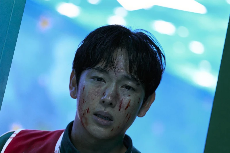 任時完飾演的李名器，在投票平手當晚，反殺薩諾斯而得以生存。