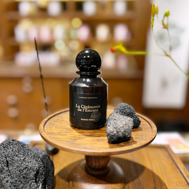 阿蒂仙之香焚香之幕 La Cérémonie de l’Encens 75ml,NT9,600。 阿蒂仙之香焚香之幕 La Cérémonie de l’Encens 75ml,NT9,600。